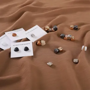 Detailopname van magnetische hoofddoekspelden, vierkante en driehoekige metalen brocheclips.