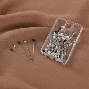 Spilli con testa di perla confezionati con teste in vetro bianco e nero per cucito.
