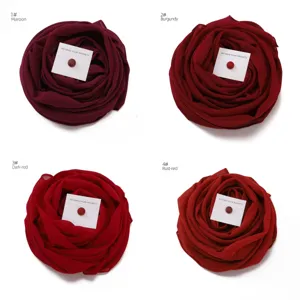 Detailaufnahme von Chiffon Kopftuch Schals in Rot und Burgund Tönen mit praktischen Magneten.