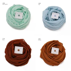 Chiffon Hijab Detailansicht gerollter Schals in Mint, Himmelblau, Rost und Bernstein mit.