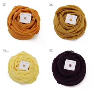 Detailansicht des einfarbigen Chiffon Hijab Schals mit Magnetnadel-Set in mehreren Farben.