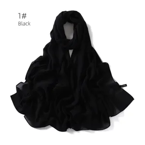 Schwarzer Chiffon Hijab Schal Detailansicht, weicher Drapierungsstoff und feine Kante.