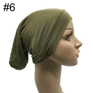 Einfarbige Modal Untertuch Kappe, elastische Schlupfmütze und Hijab Mütze im Detail.