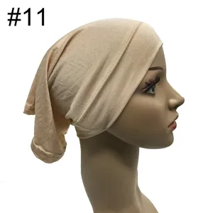 Detailansicht der elastischen Modal Hijab Mütze in Beige, zeigt Stoffstruktur passgenau.