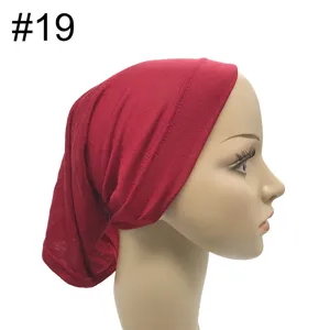 Rotes Modal Hijab Unterziehkappe tubuläre elastische Haube einfarbig Damen Tuch Detail
