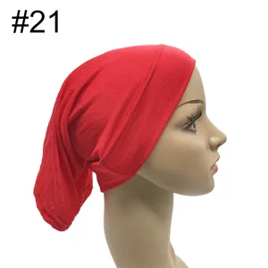 Rote Modal Unterziehmuetze im Detail, elastische atmungsaktive elastische Stretch Hijab Kappe.