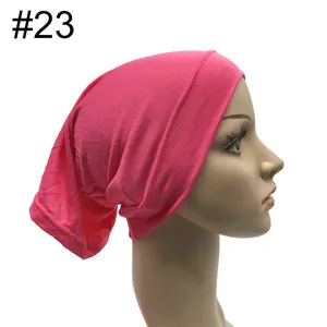 Nahaufnahme des einfarbigen rosa elastischen Schlauchtuch-Hijab-Caps aus weichem Modal.