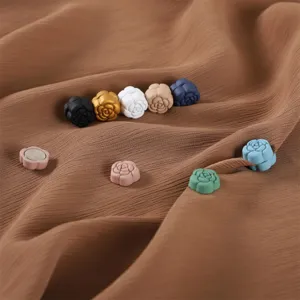 Camellia magnetische broche clip voor sjaals en omslagdoeken, kleurrijk anti-gluur accessoire.