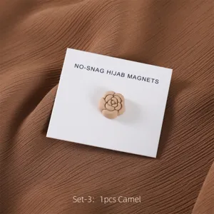 Close-up detail van een charmante camelia bloem hijab magneet, elegante accessoire.