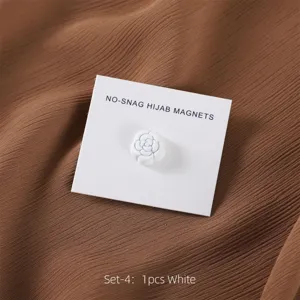 Gedetailleerd aanzicht van witte camelia bloem hijab magneet, elegante kledingaccessoire.