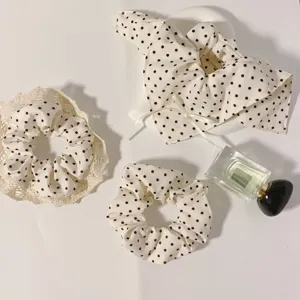 Vista dettagliata di elastici per capelli a pois in stile francese e accessori in pizzo.
