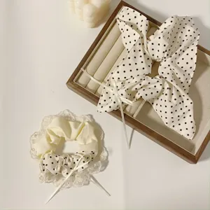 Dolce elastico per capelli a pois in stile francese con bordo di pizzo e fiocco elegante.