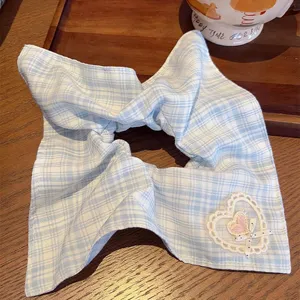 Coletero de cuadros azules con aplicación de corazón de encaje bonito para el peinado diario.