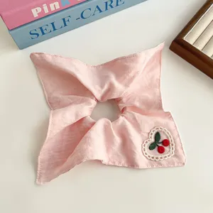 Coletero de pelo cuadrado rosa con bonito bordado de cereza, accesorio de estilo coreano.