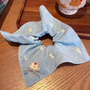 Coletero de pelo de mezclilla azul lindo con estampados de lazos y parche de oso para damas.