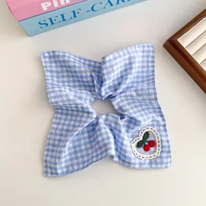 Bonito coletero de cuadros azules con delicado bordado de cerezas para tu peinado.