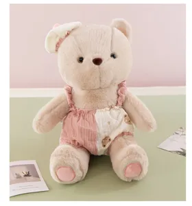 Joli peluche ours en peluche douce avec salopette et chapeau, cadeau idéal pour enfants.