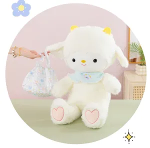 Adorable mouton en peluche avec cornes jaunes, pattes roses et un petit sac floral.