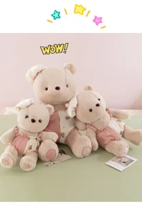 Vue détaillée de poupée en peluche ours mignon, jouet animal doux pour cadeau enfant.