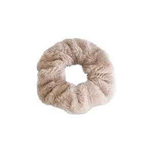 Coletero de felpa suave en color té con leche, goma de pelo mullida y grande para mujeres.
