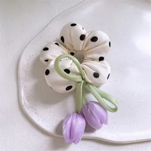 Coletero floral de tulipán con topos negros y colgantes morados, accesorio elegante para el pelo.