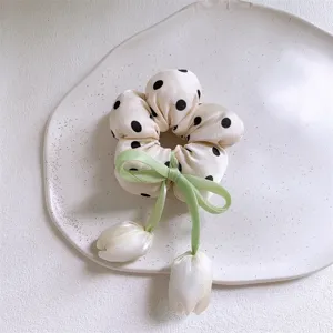 Elegante coletero de lunares con cinta verde y colgantes de tulipán para peinados diarios.