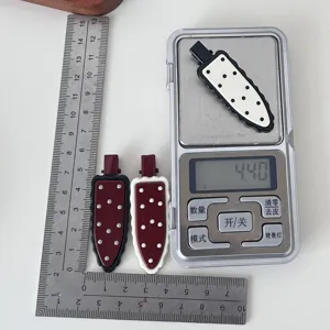Primer plano detallado de pinza de pelo retro de lunares con tamaño y peso en balanza.