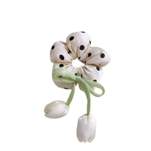 Coletero elegante de lunares con cinta verde y colgante de tulipán para peinados encantadores.