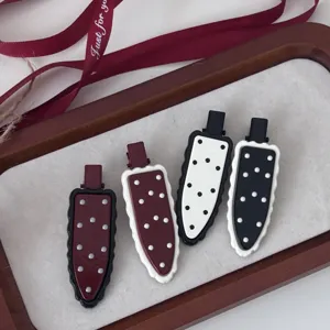 Vista detallada de pasadores retro con lunares, elegantes pinzas de pico para flecos de mujeres.