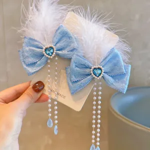 Encantador pasador de pelo con lazo de encaje azul, plumas blancas y perlas.