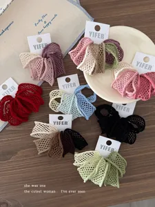 Detalle de coleteros de pelo ancho de malla coloridos, gomas elásticas para coleta.
