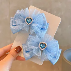 Pinza de pelo de encaje azul con corazón de diamantes de imitación y perlas.