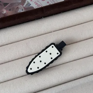 Detalles de la horquilla retro de lunares, que muestra el lindo patrón y diseño de pico.