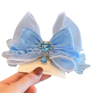 Pinza para el pelo con lazo de encaje azul y colgante de corazón de cristal, accesorio de hada.