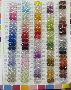 Nuancier de perles en cristal acrylique avec les numeros 101 a 205 pour fabrication de bijoux