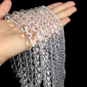 Vue en gros plan de brins de perles acryliques transparentes claires, accessoires de bijoux.