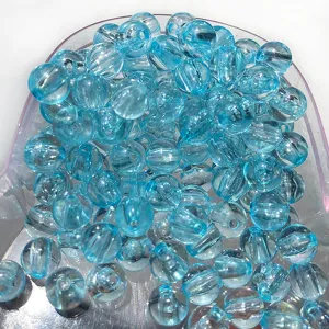 Gros plan de perles rondes acryliques transparentes bleu clair pour bijoux et accessoires.