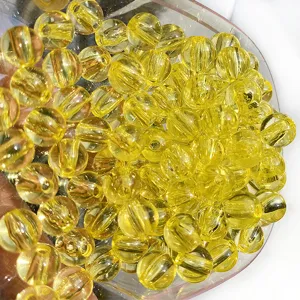 Gros plan de perles en vrac en acrylique transparent jaune pour artisanat bijoux DIY