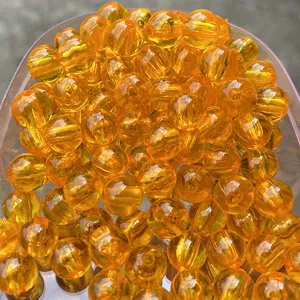 Vue detaillee de perles rondes en acrylique transparent, ideal pour accessoires de bijoux DIY.
