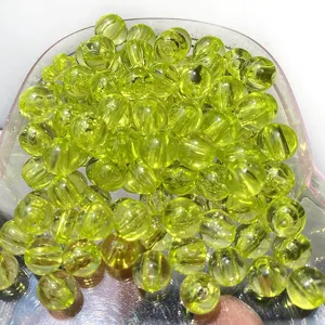 Détail de perles en acrylique jaune transparent, parfaites pour les bijoux en DIY.