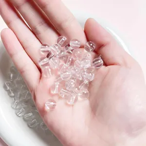 Gros plan de perles en acrylique transparent clair pour bijoux faits à la main.