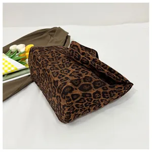 Detailopname van de luipaardprint suède tote bag, met zachte textuur en een stijlvol design.