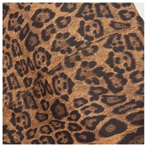 Close-up detail met zachte faux suède panterprint stof textuur en nette stiksels naden.