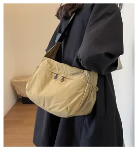 Vista dettagliata della borsa a tracolla in nylon cachi, grande capacità borsa casual spalla.