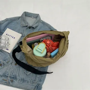 Vista dettagliata della borsa a tracolla in nylon, che mostra ampio spazio di archiviazione.