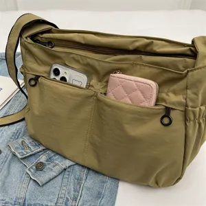 Borsa a tracolla in nylon impermeabile, grande borsa a sacco casual con tasche multiple.