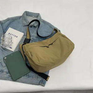 Borsa a tracolla in nylon vista di dettaglio con stile casual e grande capacità.