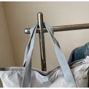 Gedetailleerd overzicht van grijze schoudertasriem en stof, casual mode-accessoire voor dagelijks