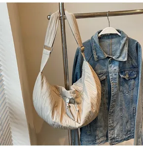 Vista dettagliata della borsa a tracolla plissettata casual in nylon con fibbia regolabile.