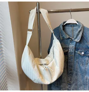 Borsa a tracolla plissettata bianca, borsa casual minimalista di grande capacità per donne.